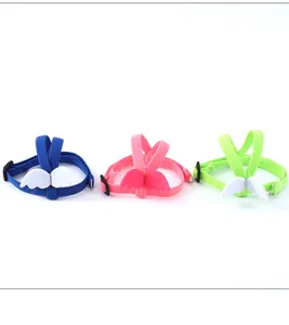 Tre imbracature colorate per pappagalli con ali d'angelo in blu, rosa e verde per il volo.