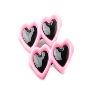 Vista macro de clip de pelo para mascotas con forma de corazón rosa y negro