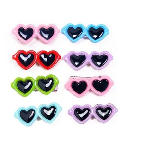 Ocho pinzas para el pelo de mascotas en forma de gafas de corazón en colores vivos
