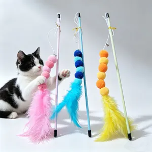 Foto dettagliata della bacchetta per gatti colorata con ponpons soffici e piume per gioco interattivo.