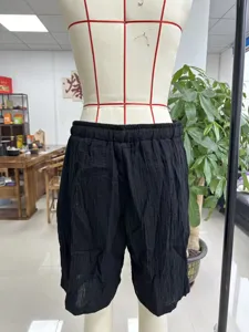 Vue détaillée short de plage décontracté texturé noir avec cordon, style unicolore confort.