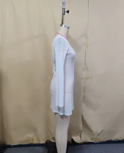 Robe de plage blanche à manches longues dos nu, vue de détail parfaite pour l'été.