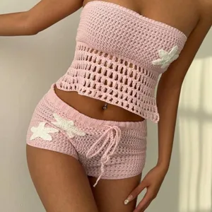 Ensemble de plage rose en crochet, crop top bandeau et short avec des étoiles de mer.