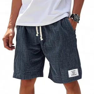 Vue détaillée de shorts texturés décontractés pour hommes avec cordon et patch logo.