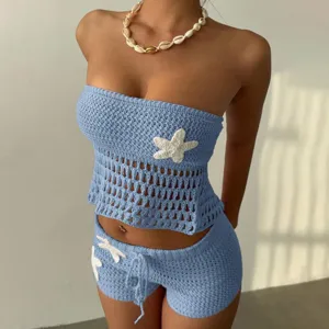 Vue détaillée de l'ensemble haut bandeau et short en crochet bleu avec motifs d'étoiles de mer.