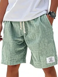 Vue détaillée du short casual pour homme en tissu texturé avec cordon de serrage et étiquette.