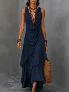 Abito lungo senza maniche in chiffon blu navy con scollo a V e volant asimmetrici eleganti.