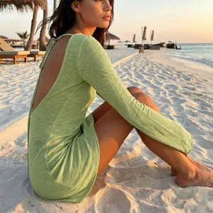 Détail de la robe de plage vert clair à manches longues et dos nu avec liens à nouer.