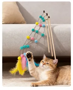 Bacchetta gioco interattiva in legno per gatti con vari pompon colorati e piume