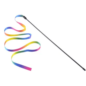 Gedetailleerd overzicht van het levendige regenbooglint aan een lange kattenstok