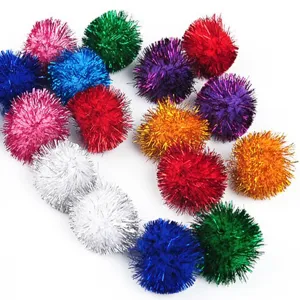 Dettaglio macro di pompon colorati da 3cm in tinsel scintillante per il gioco dei gatti