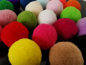 Dichtbij van kleurrijke 3cm elastische polyester pompon ballen voor katten