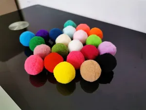 Close-up van 3cm kleurrijke elastische polyester pompons voor interactief kattenspel