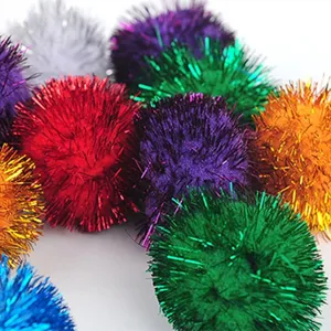 Primo piano di pompon colorati da 3 cm per il gioco interattivo quotidiano dei gatti