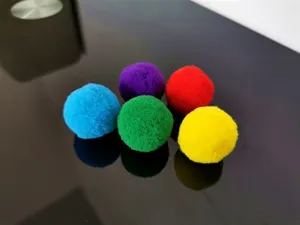Close-up van kleurrijke polyester kattenballen met een zeer zachte en donzige textuur