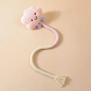 Dettaglio di un gioco per gatti a forma di nuvola in peluche con corda intrecciata