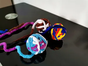 Dettaglio ravvicinato di palline giocattolo per gatti in peluche con code in lana da 40 cm