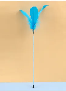 Dettaglio di un bastoncino per gatti con piume blu vivaci e un piccolo campanellino dorato