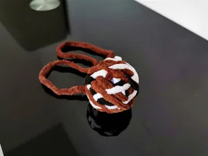Primo piano di una pallina giocattolo per gatti fatta a mano con coda lunga 40 cm