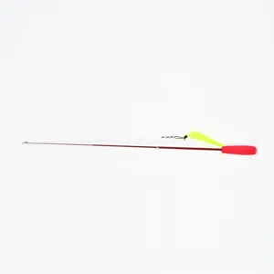 Primo piano della canna da pesca retrattile professionale per gatti con manico rosso