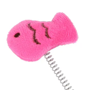 Dettaglio di un pesce di peluche rosa fissato a una robusta molla di metallo per gatti
