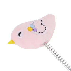 Dettaglio macro di un peluche a forma di uccello rosa per gatti con molla in metallo.