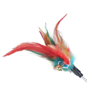 Dettaglio del gioco per gatti con piume colorate, campanellino d'oro e molla flessibile