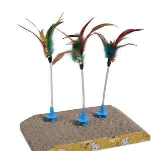 Set gioco interattivo per gatti con piume colorate a molla e base in cartone tiragraffi
