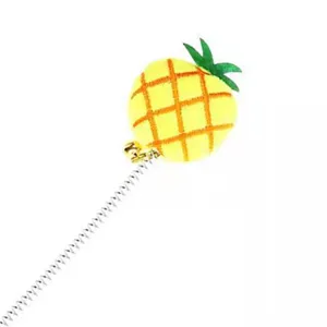 Primo piano di un giocattolo per gatti a forma di ananas con molla in argento flessibile.