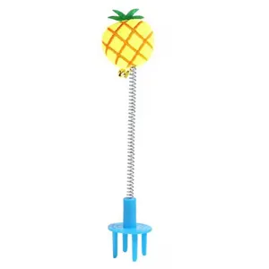 Giocattolo per gatti a molla ananas in peluche con ventosa blu per gioco interattivo.