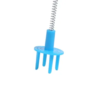 Primo piano della base in plastica blu e della molla metallica per giocattolo per gatti