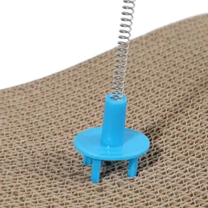 Dettaglio della base a molla in plastica blu inserita in un tiragraffi per gatti
