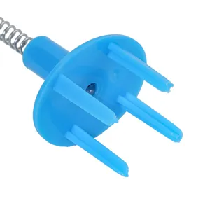 Dettaglio macro della base in plastica blu con molla in metallo per giocattolo per gatti