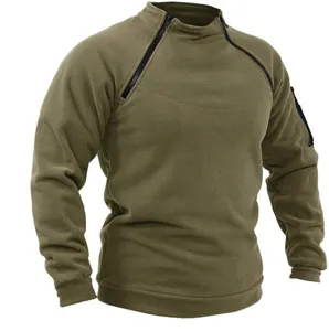 Detailaufnahme des dicken Fleece-Taktik-Sweatshirts in Olivgrün mit Reißverschlüssen.