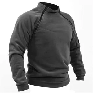 Detail des dunkelgrauen taktischen Fleece-Pullovers, der den Reißverschluss und warmen Stoff zeigt.