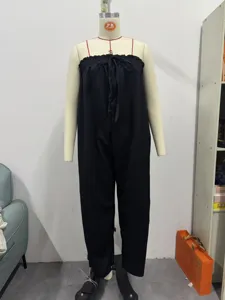 Schwarzer trägerloser Jumpsuit mit Raffung und Tunnelzug vorne, bequeme lange Hosenform für Damen.