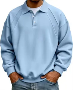 Dettaglio di polo in maglia azzurra da uomo, top pullover casual a maniche lunghe.