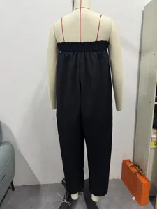 Detailansicht des schwarzen trägerlosen Damen Jumpsuits mit gesmoktem Oberteil und Bund.