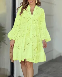 Robe courte dentelle brodée col V jaune néon style décontracté estival vue détail.