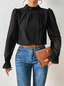 Detailopname van dames mock neck chiffon top met lange mouwen en gestructureerde mouwen.