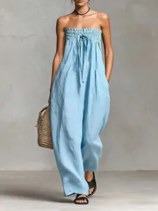 Hellblaue trägerlose Jumpsuit Detail mit gesmoktem Oberteil und Vorderband für den Sommerstil.