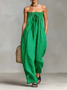 Detailansicht des grünen trägerlosen Jumpsuits mit Brustband und praktischen Taschen.