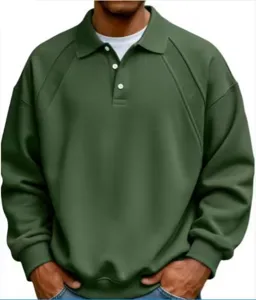Dettaglio in primo piano del maglione polo da uomo in maglia verde scuro con colletto e bottoni.