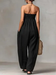 Schwarzer trägerloser Damen Jumpsuit mit gesmoktem Oberteil und weitem Bein für Damen.