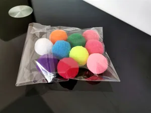 Detailweergave van kleurrijke polyester kattenspeelballen in doorzichtige verpakking