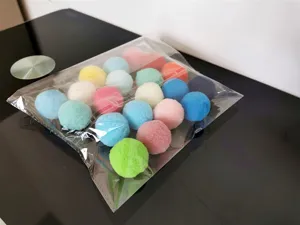 Set van diverse 3 cm kleurrijke polyester pluche ballen voor katten in een plastic zak