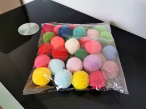 Detailweergave van kleurrijke polyester kattenspeelballen in een plastic zak