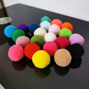 Kleurrijke 3cm polyester pompons voor interactief kattenspel op zwarte ondergrond