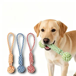 Dettaglio gioco da masticare per cani, corda di cotone resistente per cuccioli e cani.