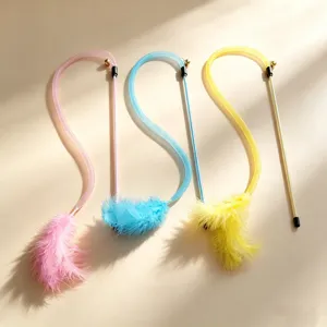 Kleurrijke netbuis kattenhengel met veren en belletjes, interactief huisdierspeelgoed.